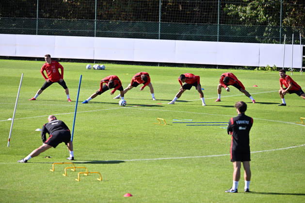 Turkish national team, Nationalteam trains in Liege ahead of Italy match LIEGE, BELGIUM - OCTOBER 04: Head coach Vincenzo Montella leads the Turkish National Football Team during their final training session at the SL16 Football Campus ahead of an upcoming match against Italy, in Liege, Belgium on October 04, 2026. Dursun Aydemir Anadolu Liege Belgium. Editorial use only. Please get in touch for any other usage.  Copyright: x2026xAnadoluxDursunxAydemirx