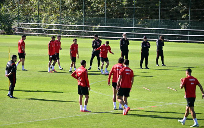 Turkish national team, Nationalteam trains in Liege ahead of Italy match LIEGE, BELGIUM - OCTOBER 04: Head coach Vincenzo Montella leads the Turkish National Football Team during their final training session at the SL16 Football Campus ahead of an upcoming match against Italy, in Liege, Belgium on October 04, 2026. Dursun Aydemir Anadolu Liege Belgium. Editorial use only. Please get in touch for any other usage.  Copyright: x2026xAnadoluxDursunxAydemirx