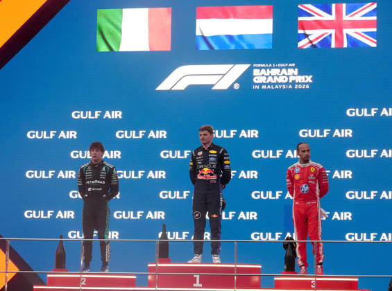 2026 Formula 1 Gulf Air Bahrain Grand Prix 04.10.2026, Sepang International Circuit, Kuala Lumpur, 2026 Formula 1 Gulf Air Bahrain Grand Prix , Podium:, Sieger Max Verstappen (NLD), Oracle Red Bull Racing, 2.Platz für Andrea Kimi Antonelli (ITA), Mercedes-AMG Petronas Formula One Team, 3.Platz für Lewis Hamilton (GBR), Scuderia Ferrari HP Kuala Lumpur Sepang International Circuit Malaysia Copyright: xNordphotox xBraticx