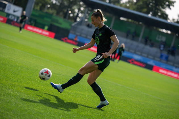 Fußball I Frauen I Saison 2026-2027 I Bundesliga I VfL Wolfsburg - Hamburger SV I 04.10.2026 Sarai Linder (39, VfL Wolfsburg) Freisteller, Nahaufnahme, Porträt, Portrait, Einzelfoto, Einzelbild, Körper schießt den Ball beim aufwärmen Wolfsburg AOK Stadion Niedersachsen Deutschland Copyright: xLobeca CedricxSiefkerx