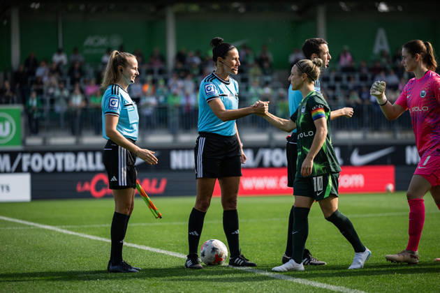 Fußball I Frauen I Saison 2026-2027 I Bundesliga I VfL Wolfsburg - Hamburger SV I 04.10.2026 Nadine westerhoff (Schiedsrichterin) klatscht mit Svenja Huth (10, VfL Wolfsburg) ab Wolfsburg AOK Stadion Niedersachsen Deutschland Copyright: xLobeca CedricxSiefkerx