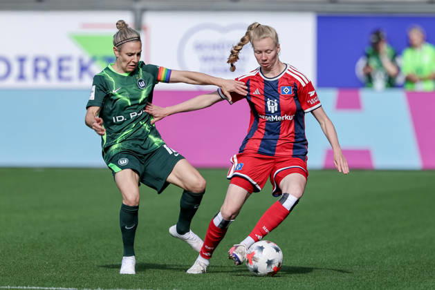 v.li.: Svenja Huth (VfL Wolfsburg, 10) und Jaqueline Dönges (Hamburger SV, HSV, 21) im Zweikampf, Duell, Dynamik, Aktion, Action, Spielszene, DIE DFB-RICHTLINIEN UNTERSAGEN JEGLICHE NUTZUNG VON FOTOS ALS SEQUENZBILDER UND ODER VIDEOÄHNLICHE FOTOSTRECKEN. DFB REGULATIONS PROHIBIT ANY USE OF PHOTOGRAPHS AS IMAGE SEQUENCES AND OR QUASI-VIDEO., 04.10.2026, Wolfsburg (Deutschland), Fussball, Google Pixel Frauen-Bundesliga, VfL Wolfsburg - Hamburger SV