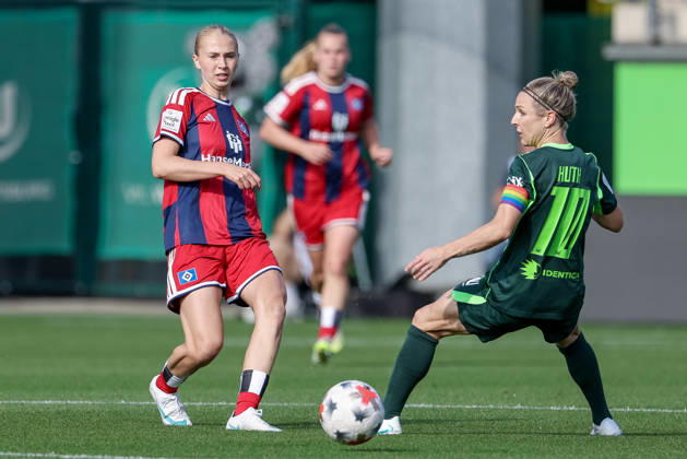 v.li.: Paulina Bartz (Hamburger SV, HSV, 37) und Svenja Huth (VfL Wolfsburg, 10) im Zweikampf, Duell, Dynamik, Aktion, Action, Spielszene, DIE DFB-RICHTLINIEN UNTERSAGEN JEGLICHE NUTZUNG VON FOTOS ALS SEQUENZBILDER UND ODER VIDEOÄHNLICHE FOTOSTRECKEN. DFB REGULATIONS PROHIBIT ANY USE OF PHOTOGRAPHS AS IMAGE SEQUENCES AND OR QUASI-VIDEO., 04.10.2026, Wolfsburg (Deutschland), Fussball, Google Pixel Frauen-Bundesliga, VfL Wolfsburg - Hamburger SV
