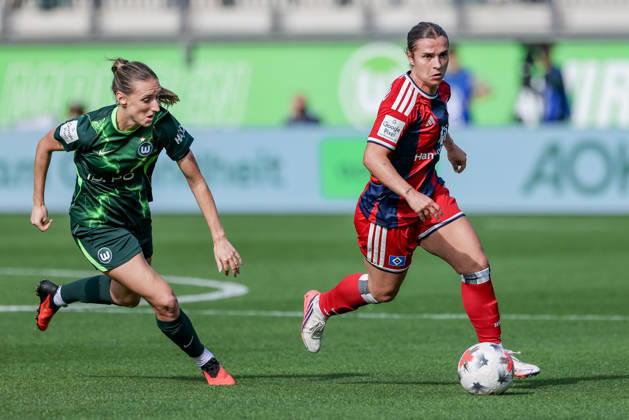 v.li.: Lara Prasnikar (VfL Wolfsburg, 9) und Leila Peneau (Hamburger SV, 15) im Zweikampf, Duell, Dynamik, Aktion, Action, Spielszene, DIE DFB-RICHTLINIEN UNTERSAGEN JEGLICHE NUTZUNG VON FOTOS ALS SEQUENZBILDER UND ODER VIDEOÄHNLICHE FOTOSTRECKEN. DFB REGULATIONS PROHIBIT ANY USE OF PHOTOGRAPHS AS IMAGE SEQUENCES AND OR QUASI-VIDEO., 04.10.2026, Wolfsburg (Deutschland), Fussball, Google Pixel Frauen-Bundesliga, VfL Wolfsburg - Hamburger SV