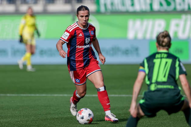 Leila Peneau (Hamburger SV, 15) am Ball, Einzelbild, Ganzkörper, Aktion, Action, Spielszene, DIE DFB-RICHTLINIEN UNTERSAGEN JEGLICHE NUTZUNG VON FOTOS ALS SEQUENZBILDER UND ODER VIDEOÄHNLICHE FOTOSTRECKEN. DFB REGULATIONS PROHIBIT ANY USE OF PHOTOGRAPHS AS IMAGE SEQUENCES AND OR QUASI-VIDEO., 04.10.2026, Wolfsburg (Deutschland), Fussball, Google Pixel Frauen-Bundesliga, VfL Wolfsburg - Hamburger SV