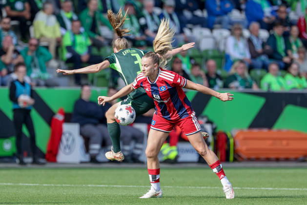 v.li.: Lieske Carleer (VfL Wolfsburg, 3) und Nikola Karczewska (Hamburger SV, 20) im Zweikampf, Duell, Dynamik, Aktion, Action, Spielszene, DIE DFB-RICHTLINIEN UNTERSAGEN JEGLICHE NUTZUNG VON FOTOS ALS SEQUENZBILDER UND ODER VIDEOÄHNLICHE FOTOSTRECKEN. DFB REGULATIONS PROHIBIT ANY USE OF PHOTOGRAPHS AS IMAGE SEQUENCES AND OR QUASI-VIDEO., 04.10.2026, Wolfsburg (Deutschland), Fussball, Google Pixel Frauen-Bundesliga, VfL Wolfsburg - Hamburger SV