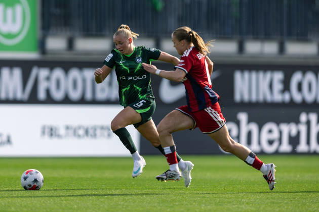 Fußball I Frauen I Saison 2026-2027 I Bundesliga I VfL Wolfsburg - Hamburger SV I 04.10.2026 Ella Peddemors (5, VfL Wolfsburg) und Annaleen Böhler (6, Hamburger SV) im Zweikampf Wolfsburg AOK Stadion Niedersachsen Deutschland Copyright: xLobeca CedricxSiefkerx