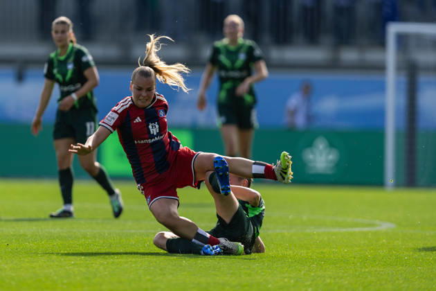Fußball I Frauen I Saison 2026-2027 I Bundesliga I VfL Wolfsburg - Hamburger SV I 04.10.2026 Svea Stoldt (8, Hamburger SV) und Sarai Linder (39, VfL Wolfsburg) im Zweikampf Wolfsburg AOK Stadion Niedersachsen Deutschland Copyright: xLobeca CedricxSiefkerx