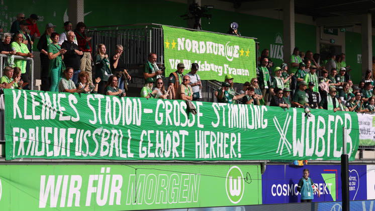 VfL vs. HSV, BL Frauen Wolfsburg, 04.10.2026, Fußball, Frauen, Google Pixel Bundesliga, Saison 2026 2027, VfL Wolfsburg vs Hamburger SV: VfL Fans AOK Stadion Niedersachsen Deutschland