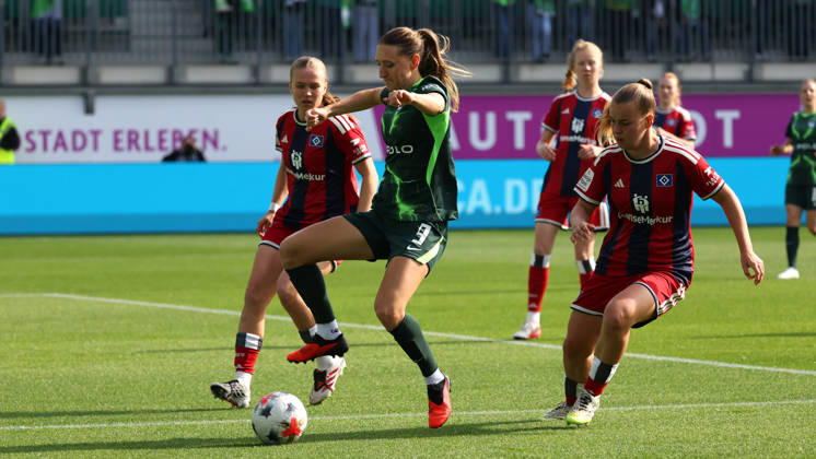 VfL vs. HSV, BL Frauen Wolfsburg, 04.10.2026, Fußball, Frauen, Google Pixel Bundesliga, Saison 2026 2027, VfL Wolfsburg vs Hamburger SV: Lara Prasnikar (VfL Wolfsburg), Svea Stoldt (HSV) AOK Stadion Niedersachsen Deutschland