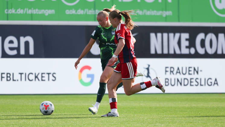 VfL vs. HSV, BL Frauen Wolfsburg, 04.10.2026, Fußball, Frauen, Google Pixel Bundesliga, Saison 2026 2027, VfL Wolfsburg vs Hamburger SV: Ella Paddemors (VfL Wolfsburg), Annaleen Böhler (HSV) AOK Stadion Niedersachsen Deutschland