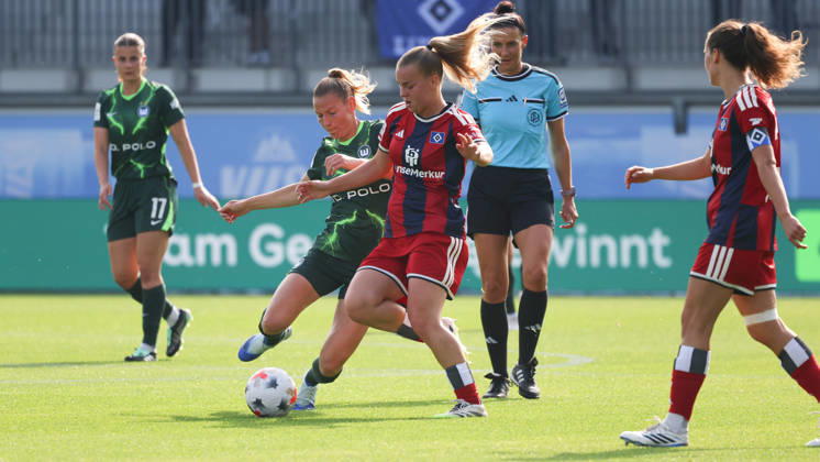VfL vs. HSV, BL Frauen Wolfsburg, 04.10.2026, Fußball, Frauen, Google Pixel Bundesliga, Saison 2026 2027, VfL Wolfsburg vs Hamburger SV: Sarai Linder (VfL Wolfsburg), Svea Stoldt (HSV) AOK Stadion Niedersachsen Deutschland