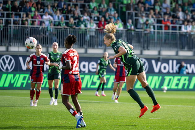 Fußball I Frauen I Saison 2026-2027 I Bundesliga I VfL Wolfsburg - Hamburger SV I 04.10.2026 Janina Minge (6, VfL Wolfsburg) mit einem Kopfball im Strafraum Aktion Dynamik Wolfsburg AOK Stadion Niedersachsen Deutschland Copyright: xLobeca CedricxSiefkerx