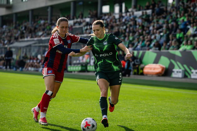 Fußball I Frauen I Saison 2026-2027 I Bundesliga I VfL Wolfsburg - Hamburger SV I 04.10.2026 Camilla Linberg (7, Hamburger SV) und Lara Prasnikar (9, VfL Wolfsburg) im Zweikampf Wolfsburg AOK Stadion Niedersachsen Deutschland Copyright: xLobeca CedricxSiefkerx