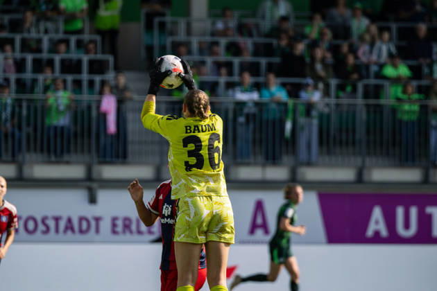 Fußball I Frauen I Saison 2026-2027 I Bundesliga I VfL Wolfsburg - Hamburger SV I 04.10.2026 Jule Baum (36, Hamburger SV) Fängt den Ball nach einer Flanke Wolfsburg AOK Stadion Niedersachsen Deutschland Copyright: xLobeca CedricxSiefkerx