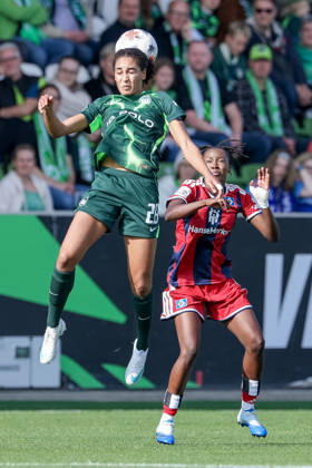 v.li.: Cora Zicai (VfL Wolfsburg, 28) und Magou Doucoure (Hamburger SV, HSV, 2) im Kopfballduell, Kopfball, Zweikampf, Action, Aktion, Spielszene, DIE DFB-RICHTLINIEN UNTERSAGEN JEGLICHE NUTZUNG VON FOTOS ALS SEQUENZBILDER UND ODER VIDEOÄHNLICHE FOTOSTRECKEN. DFB REGULATIONS PROHIBIT ANY USE OF PHOTOGRAPHS AS IMAGE SEQUENCES AND OR QUASI-VIDEO., 04.10.2026, Wolfsburg (Deutschland), Fussball, Google Pixel Frauen-Bundesliga, VfL Wolfsburg - Hamburger SV