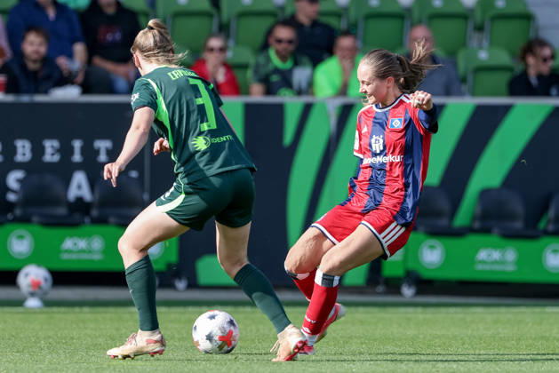 v.li.: Lieske Carleer (VfL Wolfsburg, 3) und Camilla Linberg (Hamburger SV, HSV, 7) am Ball, Einzelbild, Ganzkörper, Aktion, Action, Spielszene, DIE DFB-RICHTLINIEN UNTERSAGEN JEGLICHE NUTZUNG VON FOTOS ALS SEQUENZBILDER UND ODER VIDEOÄHNLICHE FOTOSTRECKEN. DFB REGULATIONS PROHIBIT ANY USE OF PHOTOGRAPHS AS IMAGE SEQUENCES AND OR QUASI-VIDEO., 04.10.2026, Wolfsburg (Deutschland), Fussball, Google Pixel Frauen-Bundesliga, VfL Wolfsburg - Hamburger SV