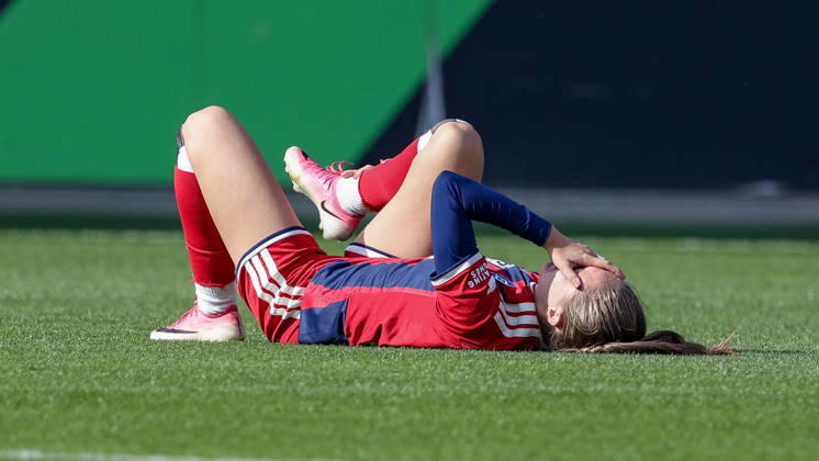 Camilla Linberg (Hamburger SV, HSV, 7) liegt verletzt am Boden, Verletzung, Schmerzen, schmerzverzerrtes Gesicht, DIE DFB-RICHTLINIEN UNTERSAGEN JEGLICHE NUTZUNG VON FOTOS ALS SEQUENZBILDER UND ODER VIDEOÄHNLICHE FOTOSTRECKEN. DFB REGULATIONS PROHIBIT ANY USE OF PHOTOGRAPHS AS IMAGE SEQUENCES AND OR QUASI-VIDEO., 04.10.2026, Wolfsburg (Deutschland), Fussball, Google Pixel Frauen-Bundesliga, VfL Wolfsburg - Hamburger SV