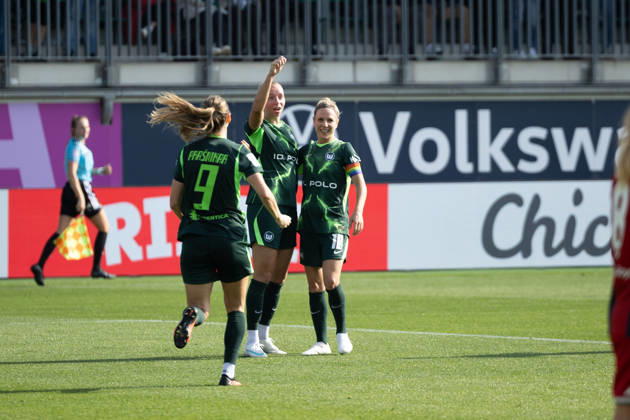 Fußball I Frauen I Saison 2026-2027 I Bundesliga I VfL Wolfsburg - Hamburger SV I 04.10.2026 Ella Peddemors (5, VfL Wolfsburg) Jubelt nach dem 1:0 Führungstreffer kurz vor Ende der ersten Halbzeit Wolfsburg AOK Stadion Niedersachsen Deutschland Copyright: xLobeca CedricxSiefkerx