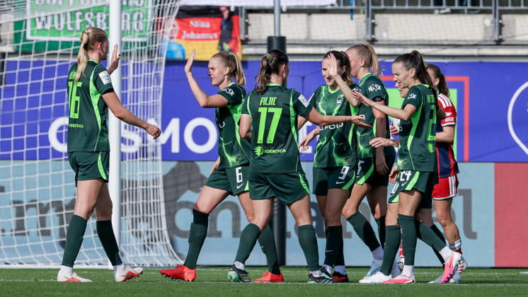 Spielerinnen vom VfL Wolfsburg mit Torjubel, Jubel, jubeln, jubelt, optimistisch, Spielszene, Highlight, Freude über das Tor zum 1:0, DIE DFB-RICHTLINIEN UNTERSAGEN JEGLICHE NUTZUNG VON FOTOS ALS SEQUENZBILDER UND ODER VIDEOÄHNLICHE FOTOSTRECKEN. DFB REGULATIONS PROHIBIT ANY USE OF PHOTOGRAPHS AS IMAGE SEQUENCES AND OR QUASI-VIDEO., 04.10.2026, Wolfsburg (Deutschland), Fussball, Google Pixel Frauen-Bundesliga, VfL Wolfsburg - Hamburger SV