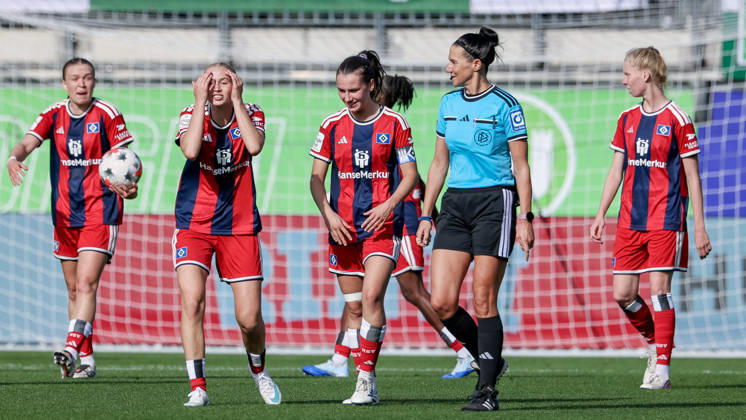 v.li.: Annaleen Böhler (Hamburger SV, HSV, 6), Paulina Bartz (Hamburger SV, HSV, 37) und Pauline Machtens (Hamburger SV, HSV, 28) im Gespräch mit Schiedsrichterin Nadine Westerhoff reklamiert, beschweren, portestiert, meckern, Protest, Jaqueline Dönges (Hamburger SV, HSV, 21), DIE DFB-RICHTLINIEN UNTERSAGEN JEGLICHE NUTZUNG VON FOTOS ALS SEQUENZBILDER UND ODER VIDEOÄHNLICHE FOTOSTRECKEN. DFB REGULATIONS PROHIBIT ANY USE OF PHOTOGRAPHS AS IMAGE SEQUENCES AND OR QUASI-VIDEO., 04.10.2026, Wolfsburg (Deutschland), Fussball, Google Pixel Frauen-Bundesliga, VfL Wolfsburg - Hamburger SV