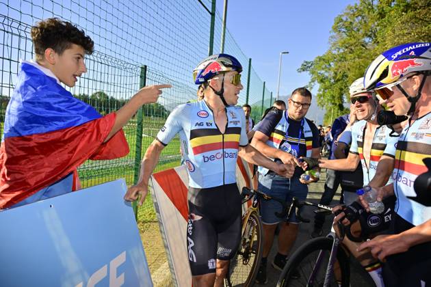 UEC 2026 Road European Championships Ljubljana 04 10 2026 LJUBLJANA, SLOVENIA - OCTOBER 04 : Evenepoel Remco (BEL) celebrates the victory with teammates after the Men Elite cycling road race at the 2026 UEC Road European Championships Ljubljana, an UCI Continental Championships cycling race of 196,3 km with start in Ljubljana and finish in Sencur on October 4, 2026 in Ljubljana, Slovenia, 04 10 2026 Ljubljana Slovenia  Copyright: xJanxDexMeuleneirx