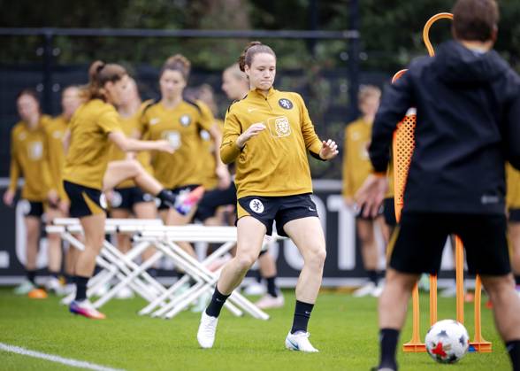 ZEIST - Veerle Buurman during a training session of the Dutch women s football team in preparation for the World Cup qualifying match against Hungary. ROBIN VAN LONKHUIJSEN ANP xVIxANPxSportx xxANPxIVx 571666864 originalFilename: 571666864