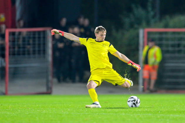Erio Avdija (Torwart, Unterhaching, 1) am Ball, Freisteller, Einzelbild, Aktion, Action, 06.10.2026, Unterhaching (Deutschland), Fussball, BFV Verbandspokal, Viertelfinale, SpVgg Unterhaching - SSV Jahn Regensburg