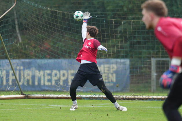 Deutschland: Fussball, Trainingseinheit, 3. Liga, Saison 2026-2027, NVB-Campus, SV Meppen, Dienstag, 06.10.2026, Vormittagstraining: Timo Schmitz (SV Meppen, 30) bekommt den Schuss nicht abgewehrt Copyright: xLennxLübbersx
