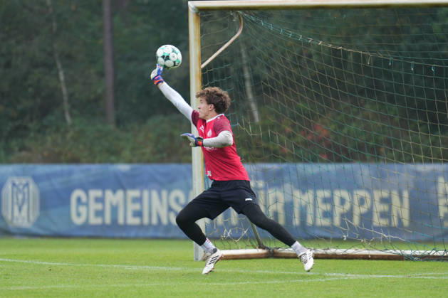 Deutschland: Fussball, Trainingseinheit, 3. Liga, Saison 2026-2027, NVB-Campus, SV Meppen, Dienstag, 06.10.2026, Vormittagstraining: Timo Schmitz (SV Meppen, 30) mit einer Parade Copyright: xLennxLübbersx
