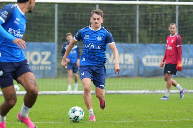 Deutschland: Fussball, Trainingseinheit, 3. Liga, Saison 2026-2027, NVB-Campus, SV Meppen, Dienstag, 06.10.2026, Vormittagstraining: Thorben Deters (SV Meppen, 14) am Ball Copyright: xLennxLübbersx