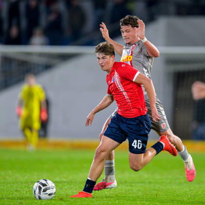 v.li.: Marinus Spann (Unterhaching, 46) Jakob Seibold (Regensburg, 40) im Zweikampf, Duell, duel, tackle, Dynamik, Action, Aktion, 06.10.2026, Unterhaching (Deutschland), Fussball, BFV Verbandspokal, Viertelfinale, SpVgg Unterhaching - SSV Jahn Regensburg