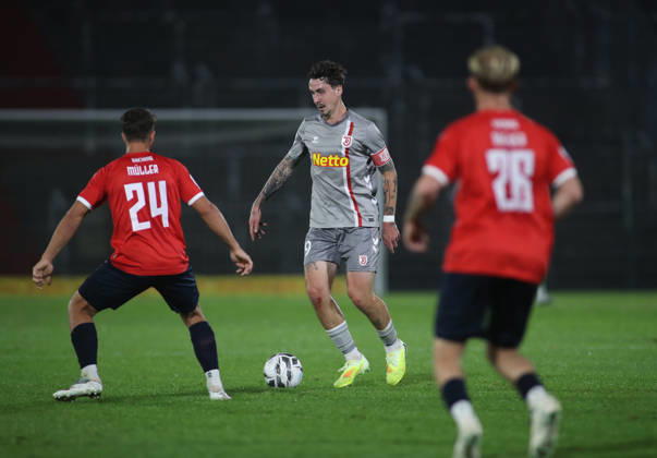 Fussball, Herren, Toto-Pokal, Viertelfinale, Saison 2026 2027, SpVgg Unterhaching - SSV Jahn Regensburg, Sportpark Unterhaching Adrian Fein (SSV Jahn Regensburg) mit Ball