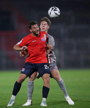 Fussball, Herren, Toto-Pokal, Viertelfinale, Saison 2026 2027, SpVgg Unterhaching - SSV Jahn Regensburg, Sportpark Unterhaching Moritz Müller Mueller (SpVgg Unterhaching) (li.) mit Leopold Wurm (SSV Jahn Regensburg) (re.) im Zweikampf um den Ball