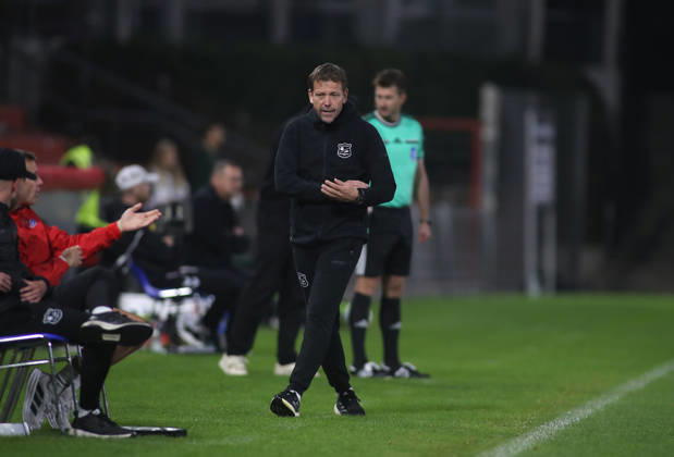 Fussball, Herren, Toto-Pokal, Viertelfinale, Saison 2026 2027, SpVgg Unterhaching - SSV Jahn Regensburg, Sportpark Unterhaching Holger Seitz, Trainer (SpVgg Unterhaching) an der Seitenlinie azfgebracht