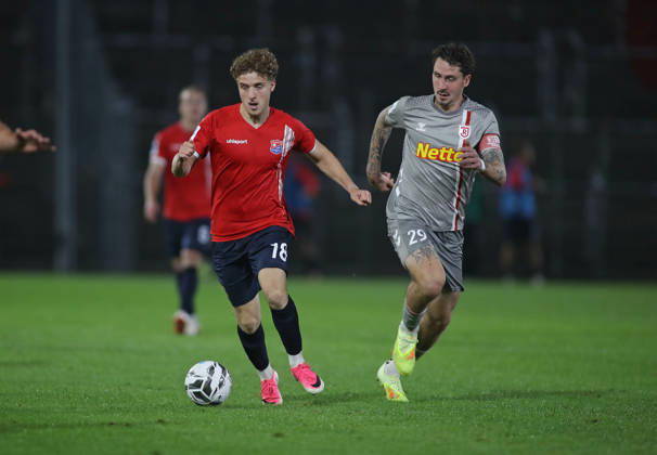 Fussball, Herren, Toto-Pokal, Viertelfinale, Saison 2026 2027, SpVgg Unterhaching - SSV Jahn Regensburg, Sportpark Unterhaching Dominik Lindermeir (SpVgg Unterhaching) (li.) mit Adrian Fein (SSV Jahn Regensburg) (re.) im Zweikampf um den Ball