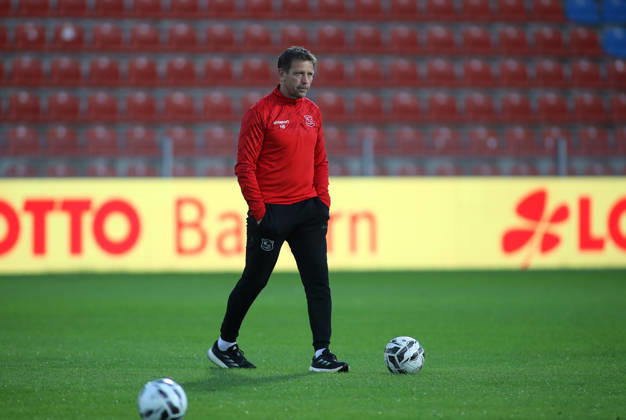 Fussball, Herren, Toto-Pokal, Viertelfinale, Saison 2026 2027, SpVgg Unterhaching - SSV Jahn Regensburg, Sportpark Unterhaching Holger Seitz, Trainer (SpVgg Unterhaching) geht über das Spielfeld
