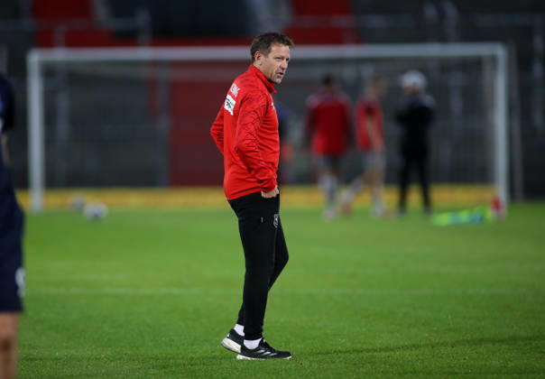 Fussball, Herren, Toto-Pokal, Viertelfinale, Saison 2026 2027, SpVgg Unterhaching - SSV Jahn Regensburg, Sportpark Unterhaching Holger Seitz, Trainer (SpVgg Unterhaching) stehend auf dem Spielfeld mit Blick nach rechts