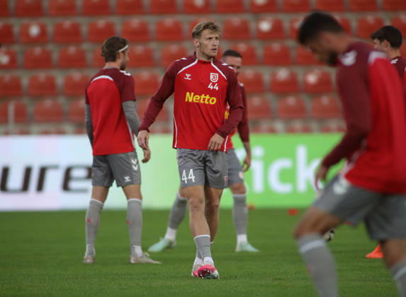Fussball, Herren, Toto-Pokal, Viertelfinale, Saison 2026 2027, SpVgg Unterhaching - SSV Jahn Regensburg, Sportpark Unterhaching Malte Karbstein (SSV Jahn Regensburg) beim Aufwärmen