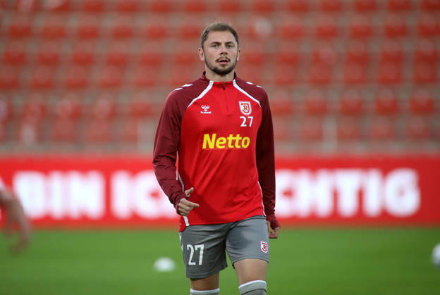 Fussball, Herren, Toto-Pokal, Viertelfinale, Saison 2026 2027, SpVgg Unterhaching - SSV Jahn Regensburg, Sportpark Unterhaching Lucas Hermes (SSV Jahn Regensburg) beim Aufwärmen