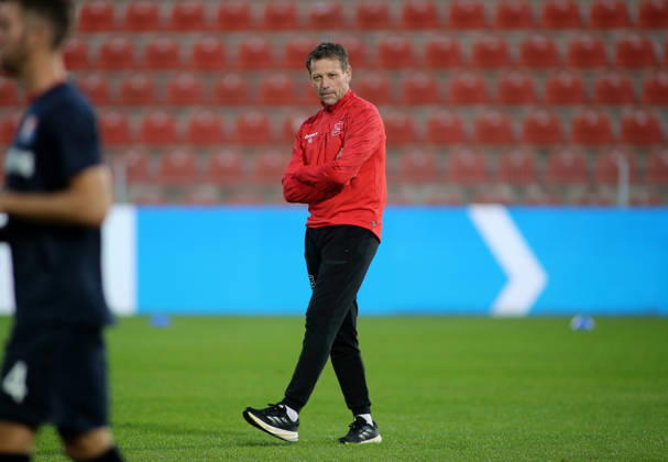 Fussball, Herren, Toto-Pokal, Viertelfinale, Saison 2026 2027, SpVgg Unterhaching - SSV Jahn Regensburg, Sportpark Unterhaching Holger Seitz, Trainer (SpVgg Unterhaching) geht über das Spielfeld