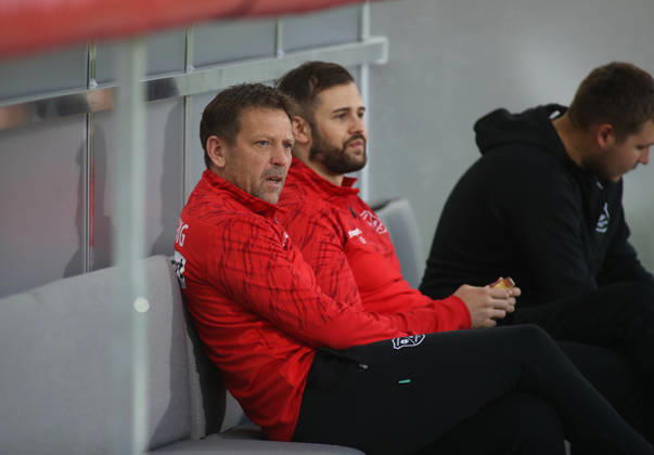 Fussball, Herren, Toto-Pokal, Viertelfinale, Saison 2026 2027, SpVgg Unterhaching - SSV Jahn Regensburg, Sportpark Unterhaching Holger Seitz, Trainer (SpVgg Unterhaching) sitzend auf der Trainerbank