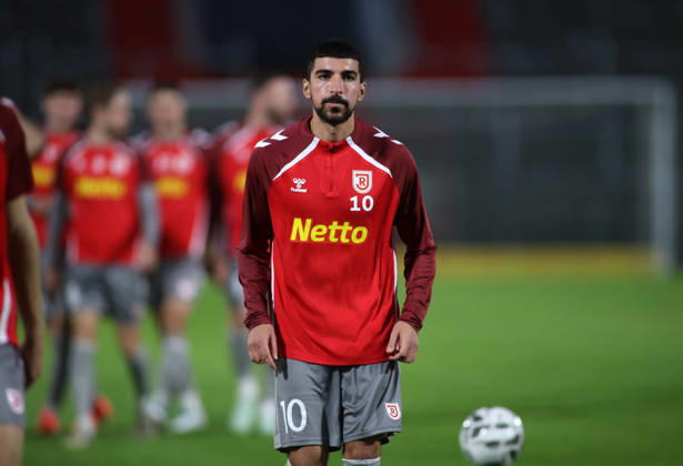 Fussball, Herren, Toto-Pokal, Viertelfinale, Saison 2026 2027, SpVgg Unterhaching - SSV Jahn Regensburg, Sportpark Unterhaching Nassim Boujellab (SSV Jahn Regensburg) beim Aufwärmen