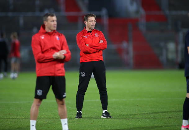 Fussball, Herren, Toto-Pokal, Viertelfinale, Saison 2026 2027, SpVgg Unterhaching - SSV Jahn Regensburg, Sportpark Unterhaching Holger Seitz, Trainer (SpVgg Unterhaching) beobachtet seine Mannschaft beim Aufwärmen