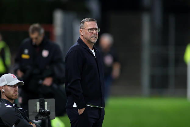 Fussball, Herren, Toto-Pokal, Viertelfinale, Saison 2026 2027, SpVgg Unterhaching - SSV Jahn Regensburg, Sportpark Unterhaching Sascha Hildmann, Trainer (SSV Jahn Regensburg) stehend an der Seitenlinie
