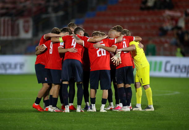 Fussball, Herren, Toto-Pokal, Viertelfinale, Saison 2026 2027, SpVgg Unterhaching - SSV Jahn Regensburg, Sportpark Unterhaching Die Mannschaft der SpVgg Unterhaching zusammen im Kreis stehend, umarmt vor dem Anstoss