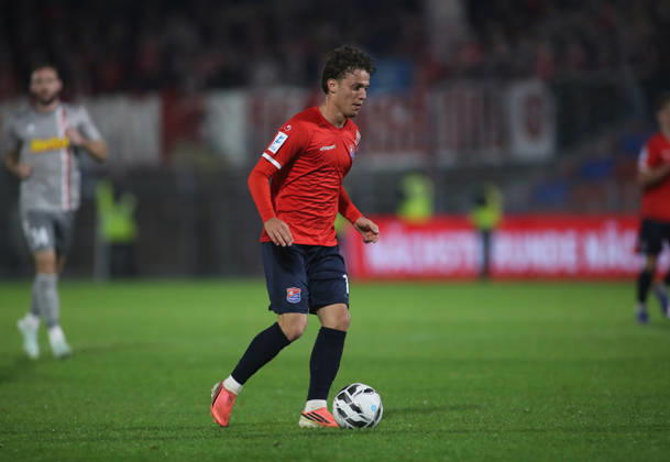 Fussball, Herren, Toto-Pokal, Viertelfinale, Saison 2026 2027, SpVgg Unterhaching - SSV Jahn Regensburg, Sportpark Unterhaching Samuel Weiß Weiss (SpVgg Unterhaching) mit Ball