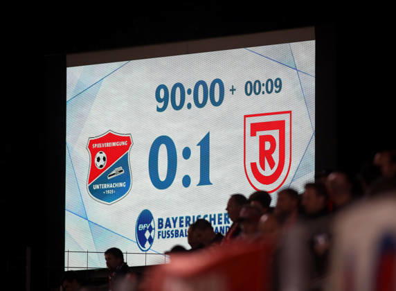 Fussball, Herren, Toto-Pokal, Viertelfinale, Saison 2026 2027, SpVgg Unterhaching - SSV Jahn Regensburg, Sportpark Unterhaching Hier der Endstand, Endergebnis 0:1 auf der Anzeigetafel