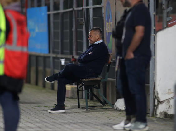 Fussball, Herren, Toto-Pokal, Viertelfinale, Saison 2026 2027, SpVgg Unterhaching - SSV Jahn Regensburg, Sportpark Unterhaching Manfred Schwabl, Präsident (SpVgg Unterhaching) sitzend, nachdenklich, unzufrieden, Mimik, Mundwinkel, Gesichtsausdruck