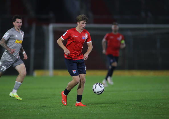 Fussball, Herren, Toto-Pokal, Viertelfinale, Saison 2026 2027, SpVgg Unterhaching - SSV Jahn Regensburg, Sportpark Unterhaching Marinus Spann (SpVgg Unterhaching) mit Ball